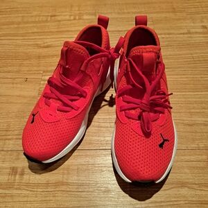 Puma Red Sneakers with Breathable Mesh and Sporty Design